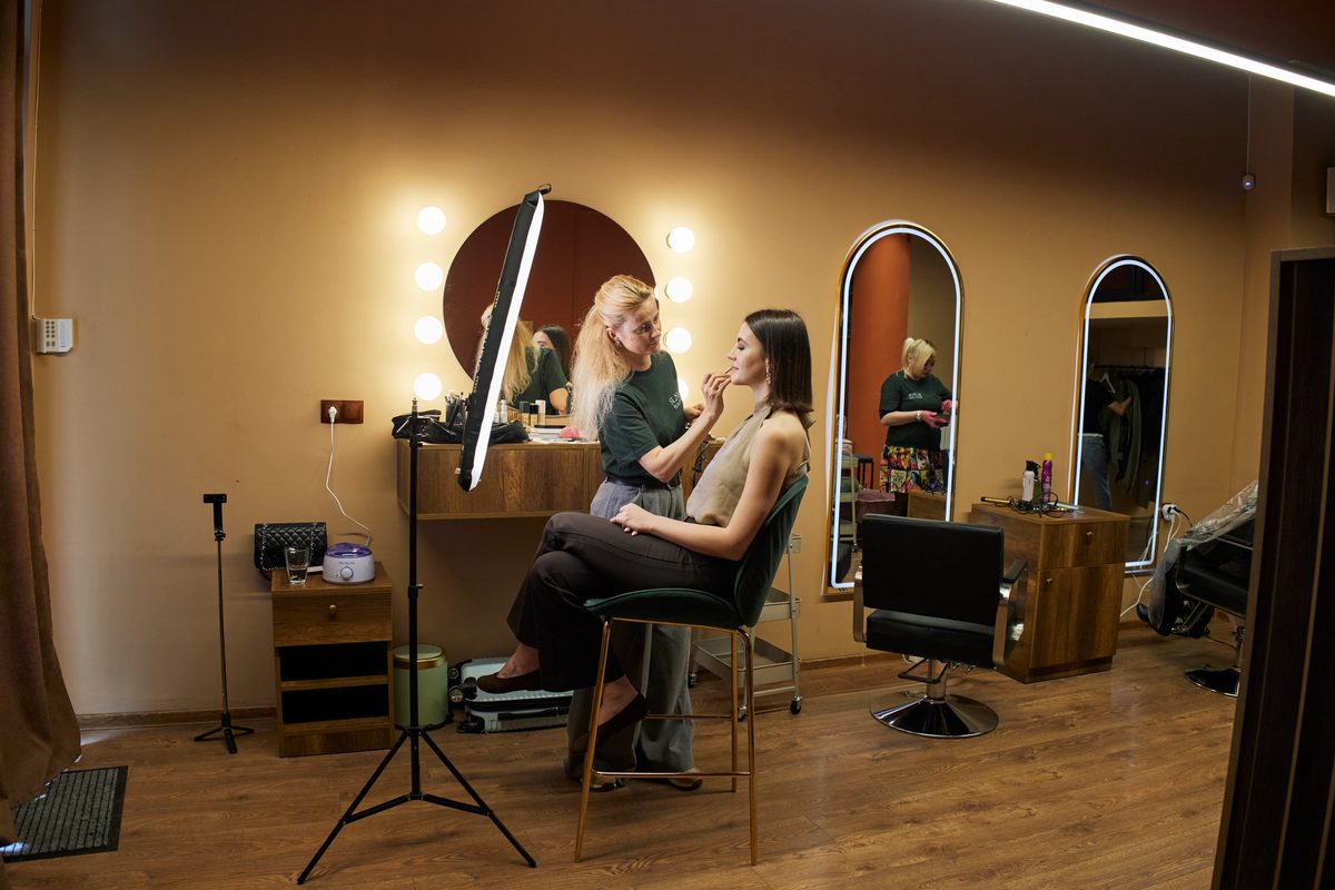 Интерьер салона SLAVA Beauty Bar в Тбилиси: визажист за работой